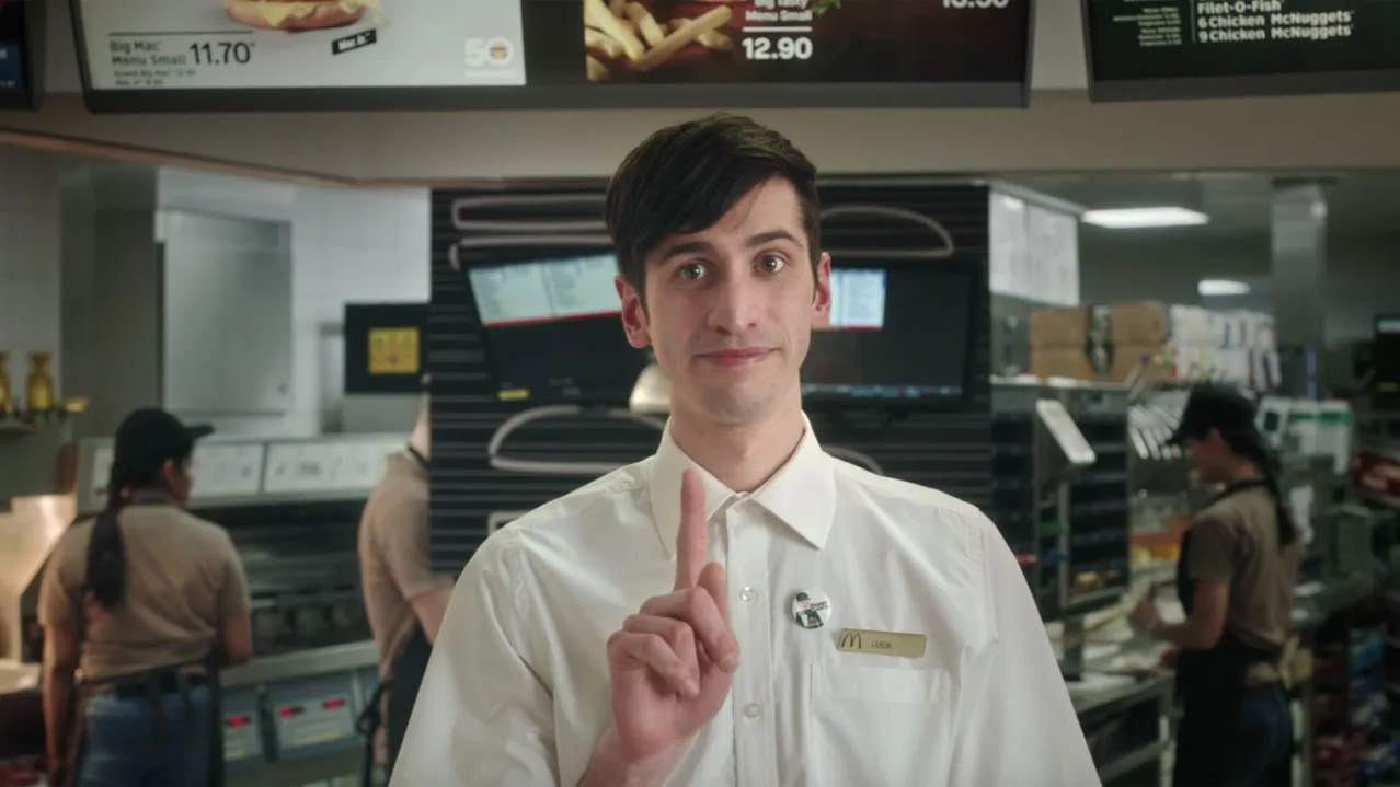Ein junger Mitarbeiter im McDonald’s-Werbespot What You Need – Boy.