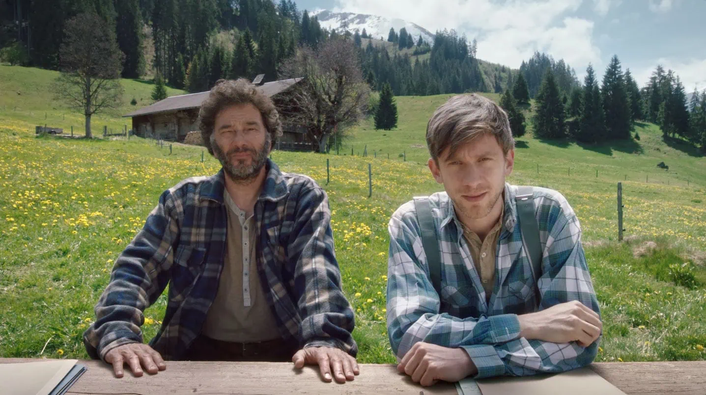 Zwei Männer vor einer Schweizer Berglandschaft im UBS-Werbespot Alp Professionals – Dung.